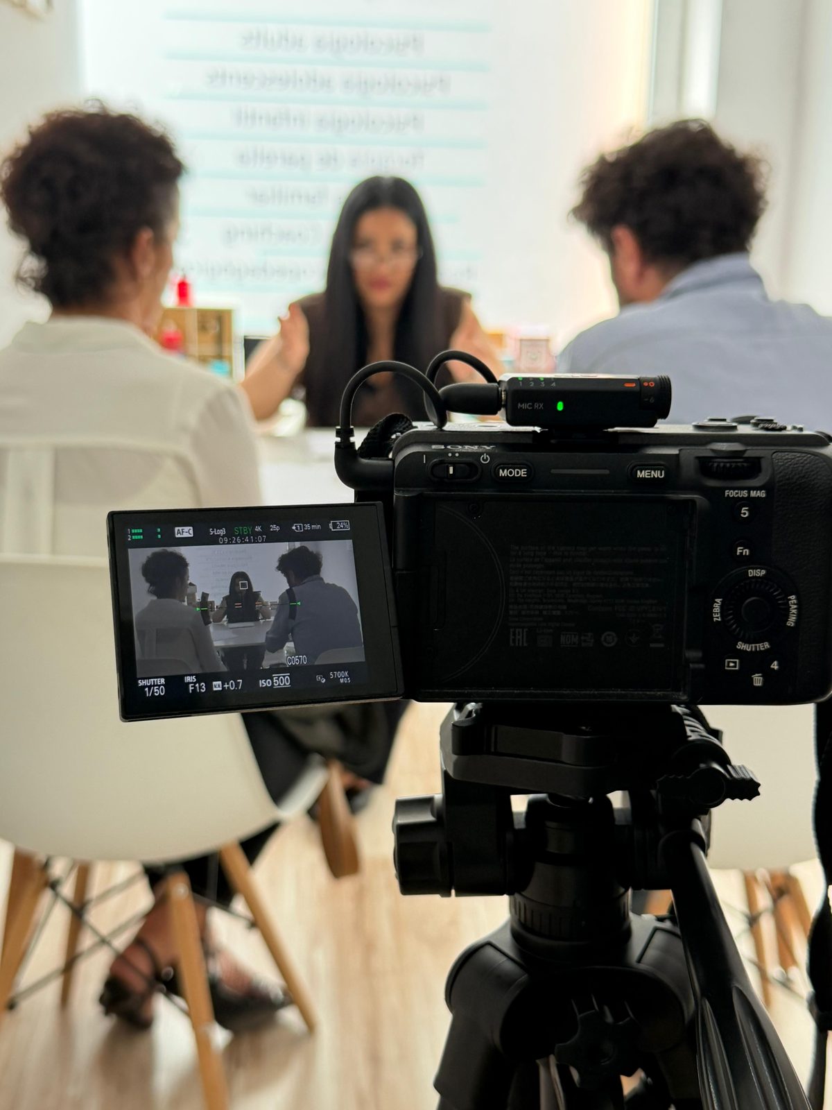 Sony FX30 sobre trípode durante una entrevista