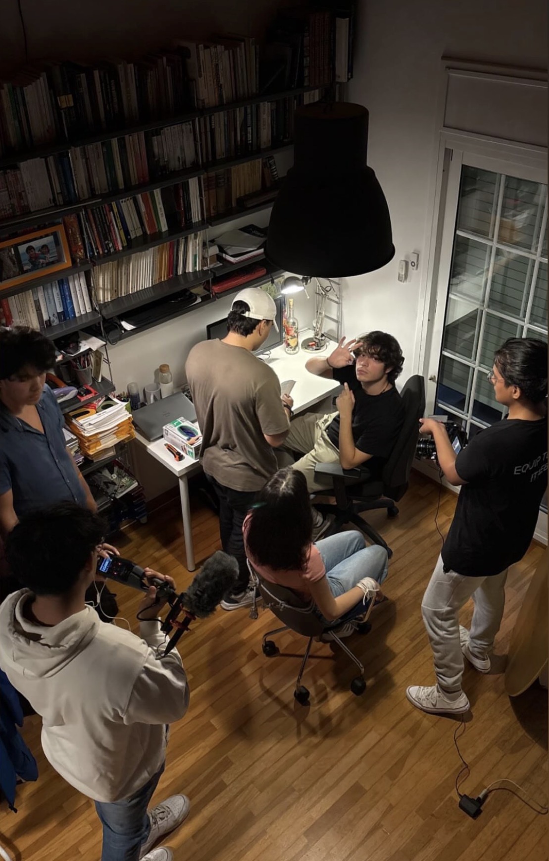 Rodaje nocturno en una habitación con equipo de sonido