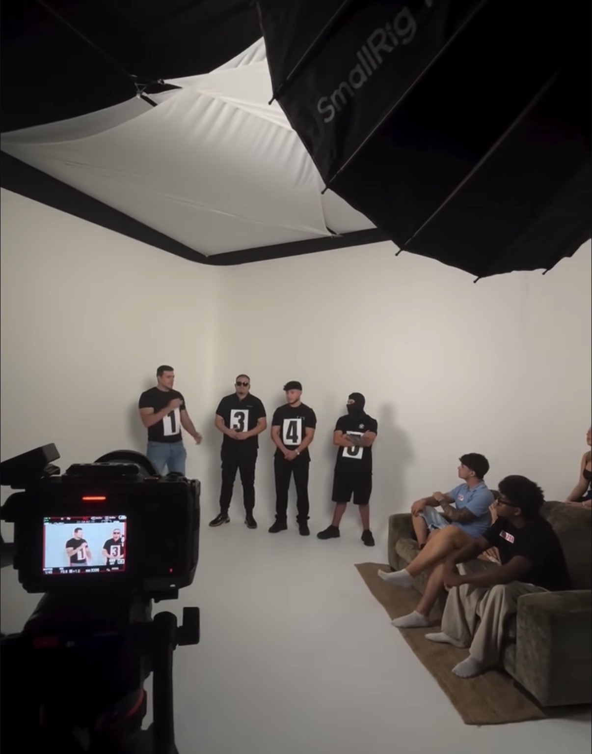 Set de estudio con softbox y fondo blanco